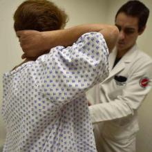 Mujer en revisión para prevenir para el cáncer de mama