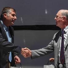 Joan López Alegre, Licenciado en Geografía e Historia por la Universidad de Barcelona saludando al rector general de la Universidad de Guadalajara