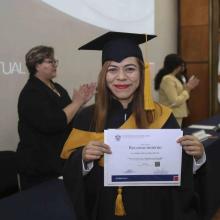Egresada de la primera generación de la Licenciatura en Periodismo Digital con su reconocimiento