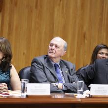 Dra. Carmen Rodríguez, Dr. Miguel Ángel Navarro y Dr. Luis Gutierrez en presídium de la ceremonia