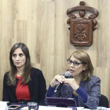 Doctora María Esther Avelar, haciendo uso de la voz en la rueda de prensa