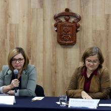 Periodistas Hassel y Rosalía informando sobre el seminario 