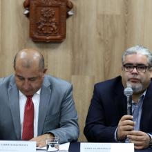 Doctor Gladstone Oliva, haciendo uso de la voz durante la rueda de prensa