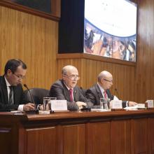 Autoridades universitarias en presidium