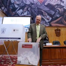 Rector General, doctor Miguel Ángel Navarro, ingresando su voto a la urna