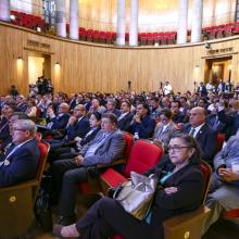 Funcionarios Universitarios y asistentes durante la ceremonia