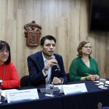 De izquierda a derecha: Presidenta del Jurado del Premio Nacional de Periodismo (PNP) 2018, María Arroyo, Coordinador de Prensa y Comunicaciones de la UdeG, Víctor Dávalos y la Jefa del Centro de Formación en Periodismo Digital, de la UdeG, Rosalía Orzoco