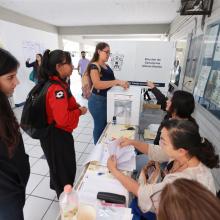 Estudiantes y académicos emiten su voto de manera secreta