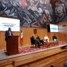 Rector General de la UdeG, doctor Ricardo Villanueva, haciendo uso de la voz en podio