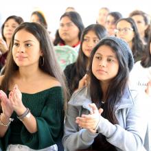 Jóvenes de preparatoria aplaudiendo