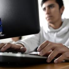 Estudiante trabajando en línea
