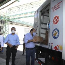 Colocando cajas de leche en el camión