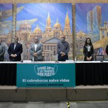 Rector general y autoridades en el anuncio de la campaña "Estamos juntos y lo traemos bien puesto"