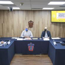 Rector general y autoridades universitarias en rueda de prensa 