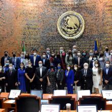 Foto grupal de diputados e integrantes de la comisión en el Congreso