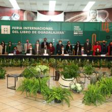 Foto grupal de académicos y directivos de la Universidad de Guadalajara