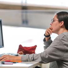 Mujer frente a computadora