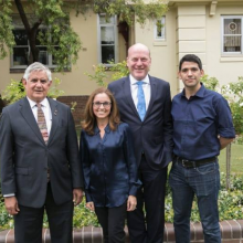 Egresado Cuauhtémoc Moreno con el gobierno australiano y Carolyn Mee
