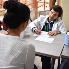 Trabajadora UDGVirtual en asesoría médica