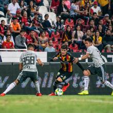 Jugador del equipo Leones Negros durante partido