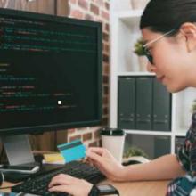 Mujer frente a computadora programando
