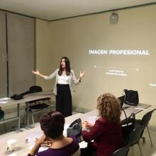 Asesora impartiendo curso de imagen 