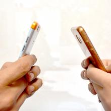 Personas interactuando en un celular