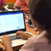 Estudiante frente a computadora