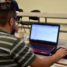 Estudiante frente a computadora