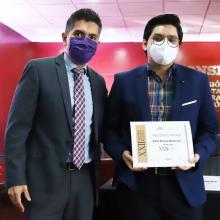 Doctor Edrei Álvarez con el reconocimiento obtenido