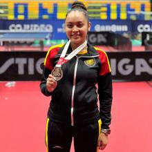 Ariadna Guadalupe Alvarado con medalla de bronce
