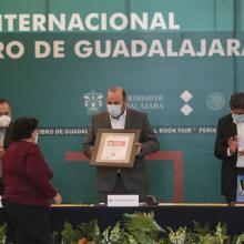 Dra. Rosa María Galindo González recibiendo la Presea de manos del Rector General