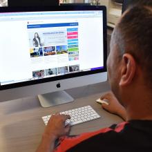 Estudiante frente a computadora