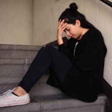mujer con cabeza hacia abajo, pensativa
