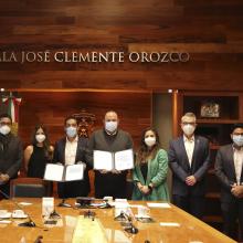 Autoridades asistentes a la firma del acuerdo