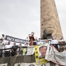 Autoridades universitarias y familiares de estudiante desaparecidos en la Glorieta de las y los Desaparecidos