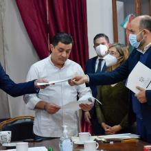 Rector General en la entrega de oficio con diputados