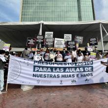 Comunidad UDGVirtual con pancartas