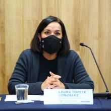 Licenciada Laura Topete González durante la rueda de prensa