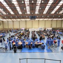 Trabajadores académicos y administrativos universitarios recibiendo vacuna en espacio de la UdeG