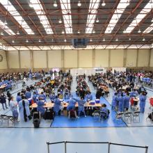 Trabajadores académicos y administrativos universitarios recibiendo vacuna en espacio de la UdeG