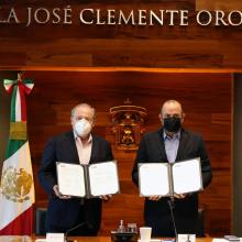 Secretario de Salud Jalisco y el Rector General de la Universidad de Guadalajara con el convenio