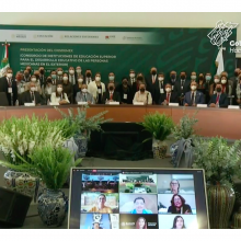 Foto grupal de representantes de las distintas instituciones de educación superior y de gobiernos