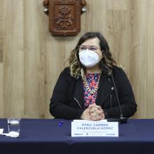 Maestra Carmen Valenzuela durante la rueda de prensa