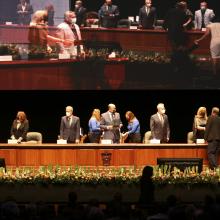 Presídium entregando los reconocimientos