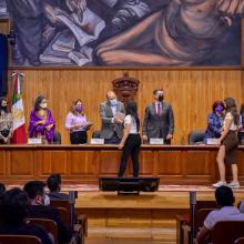 Becarios al recibir constancias
