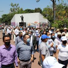 Funcionarios Universitarios caminando durante la manifestación