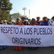 caravana wixarika con pancarta "Respeto a los pueblos originarios"