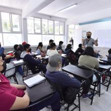 Maestro y alumnos en salón de clases