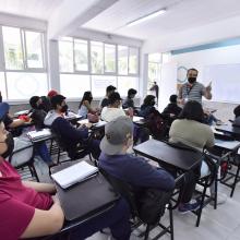 Maestro y alumnos en salón de clases